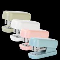 Степлер Deli 24/6, 26/6 до 15 листов, 830скоб, ассорти Степлер Deli 24/6, 26/6 до 15 листов, 830скоб, ассорти