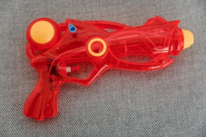 Водяное оружие. Пистолет "Аквабластер" 24 см,  150 мл, дальность стрельбы 8 м